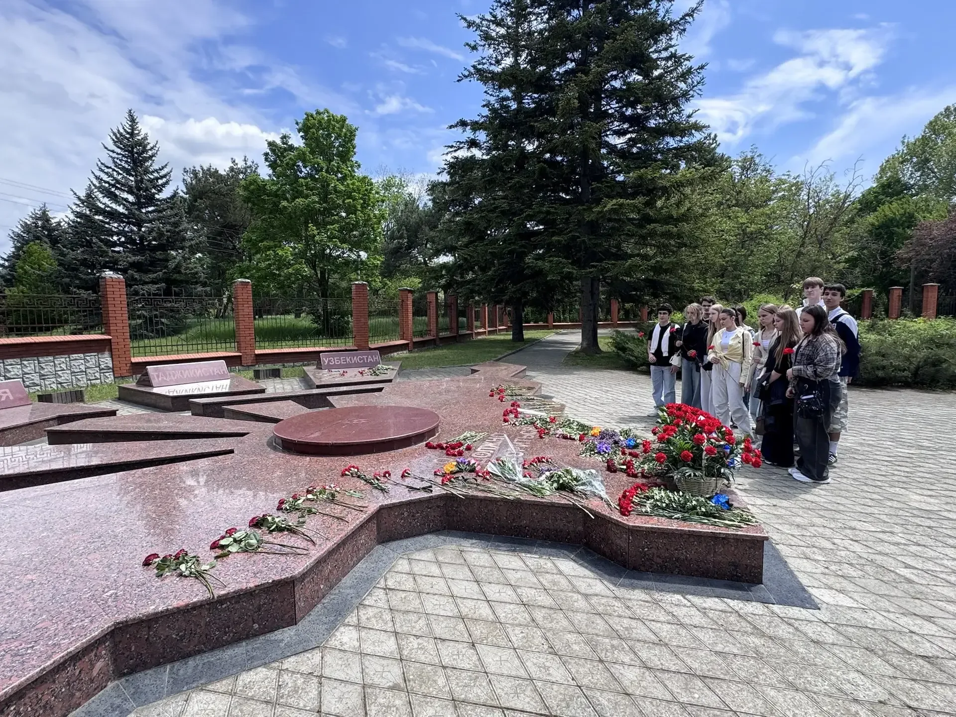 🕊 В память о жертвах депортации народов Крыма  Сегодня студенты Романовского колледжа индустрии гост