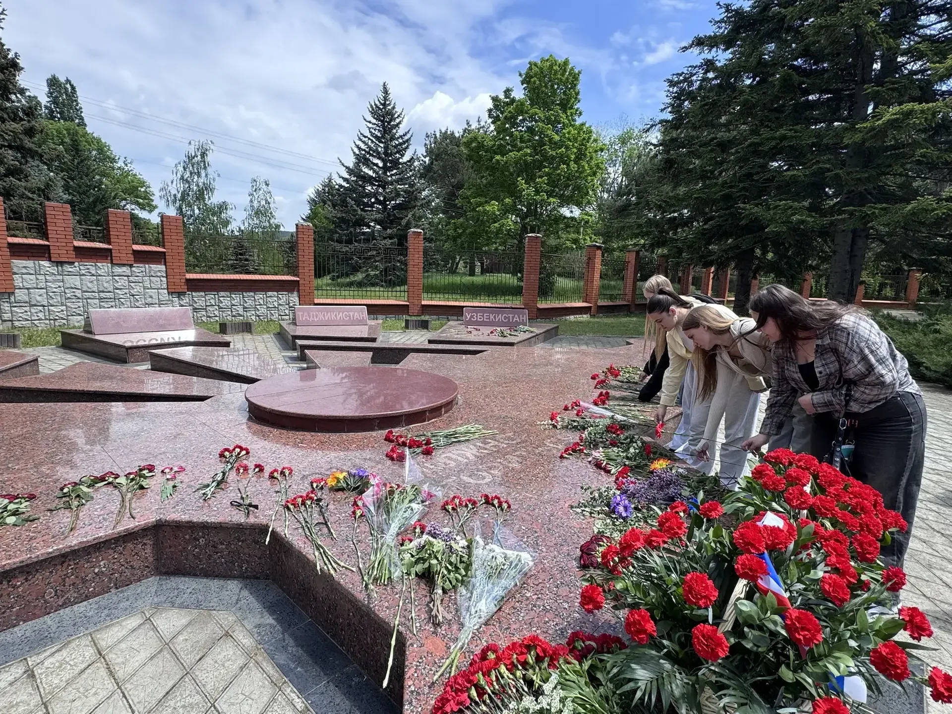 🕊 В память о жертвах депортации народов Крыма  Сегодня студенты Романовского колледжа индустрии гост