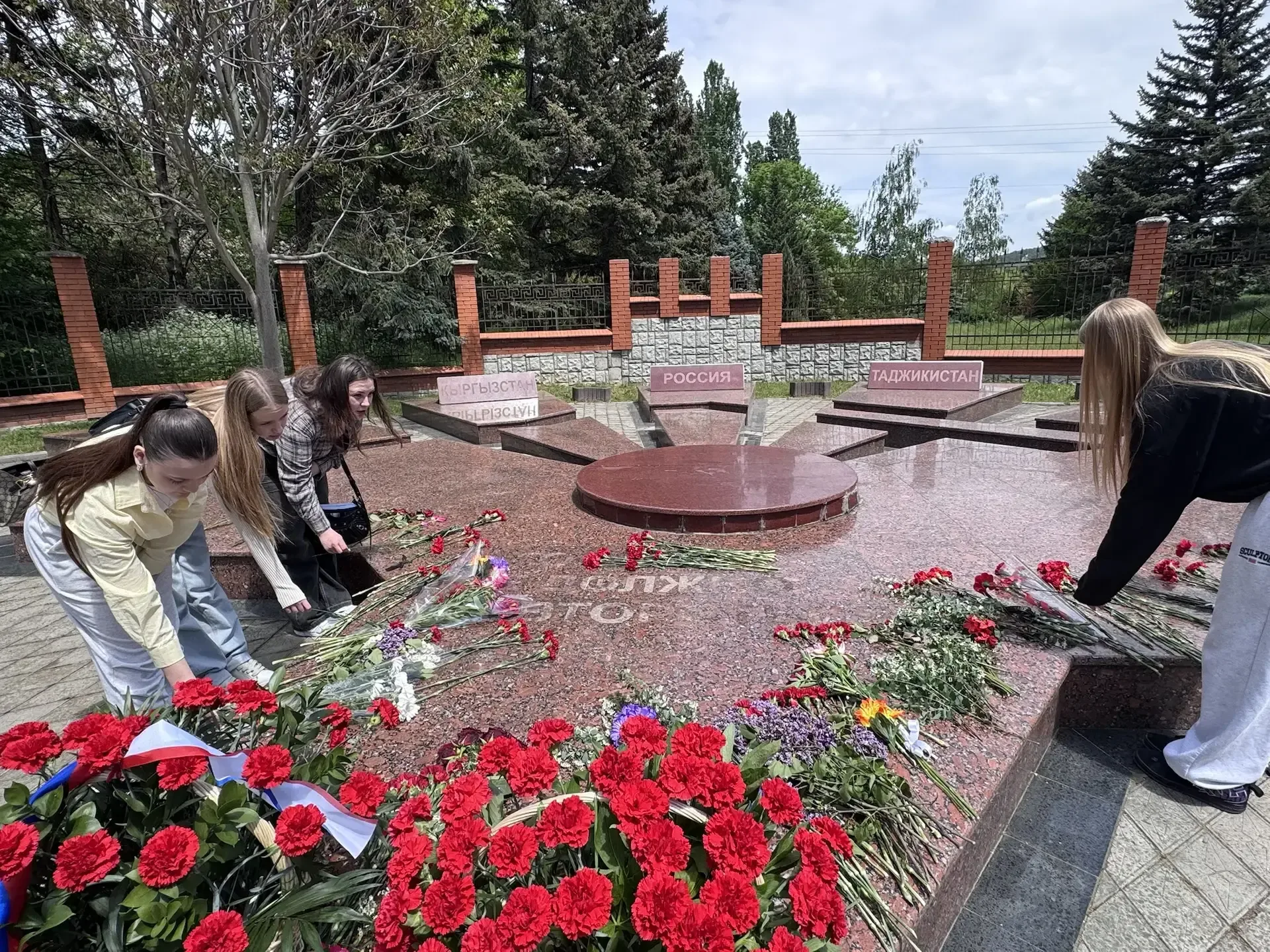 🕊 В память о жертвах депортации народов Крыма  Сегодня студенты Романовского колледжа индустрии гост