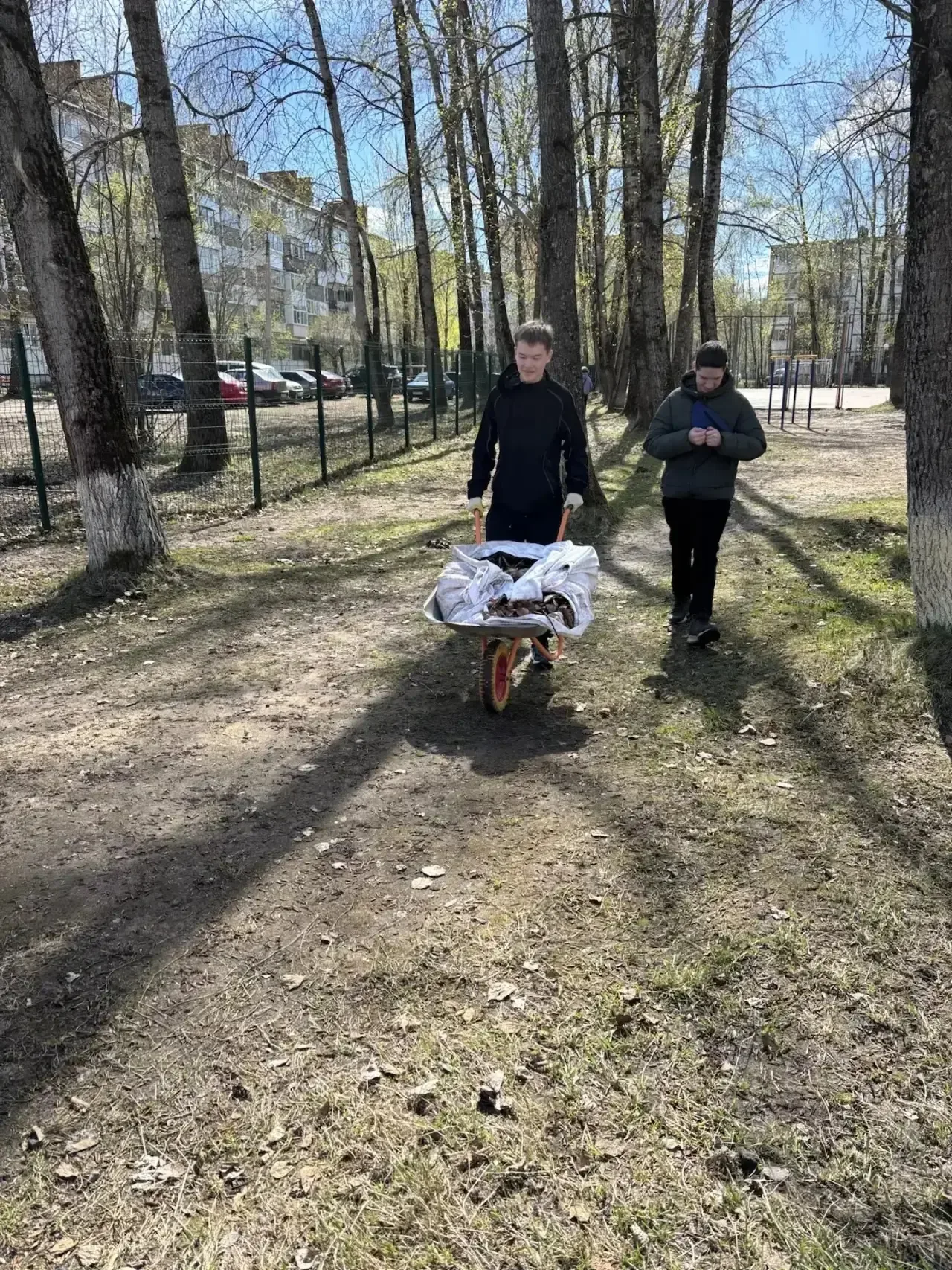 🧹 Субботник в нашей школе: вместе создаем чистоту и уют! 🧹 11 мая в нашей школе прошел очередной тра