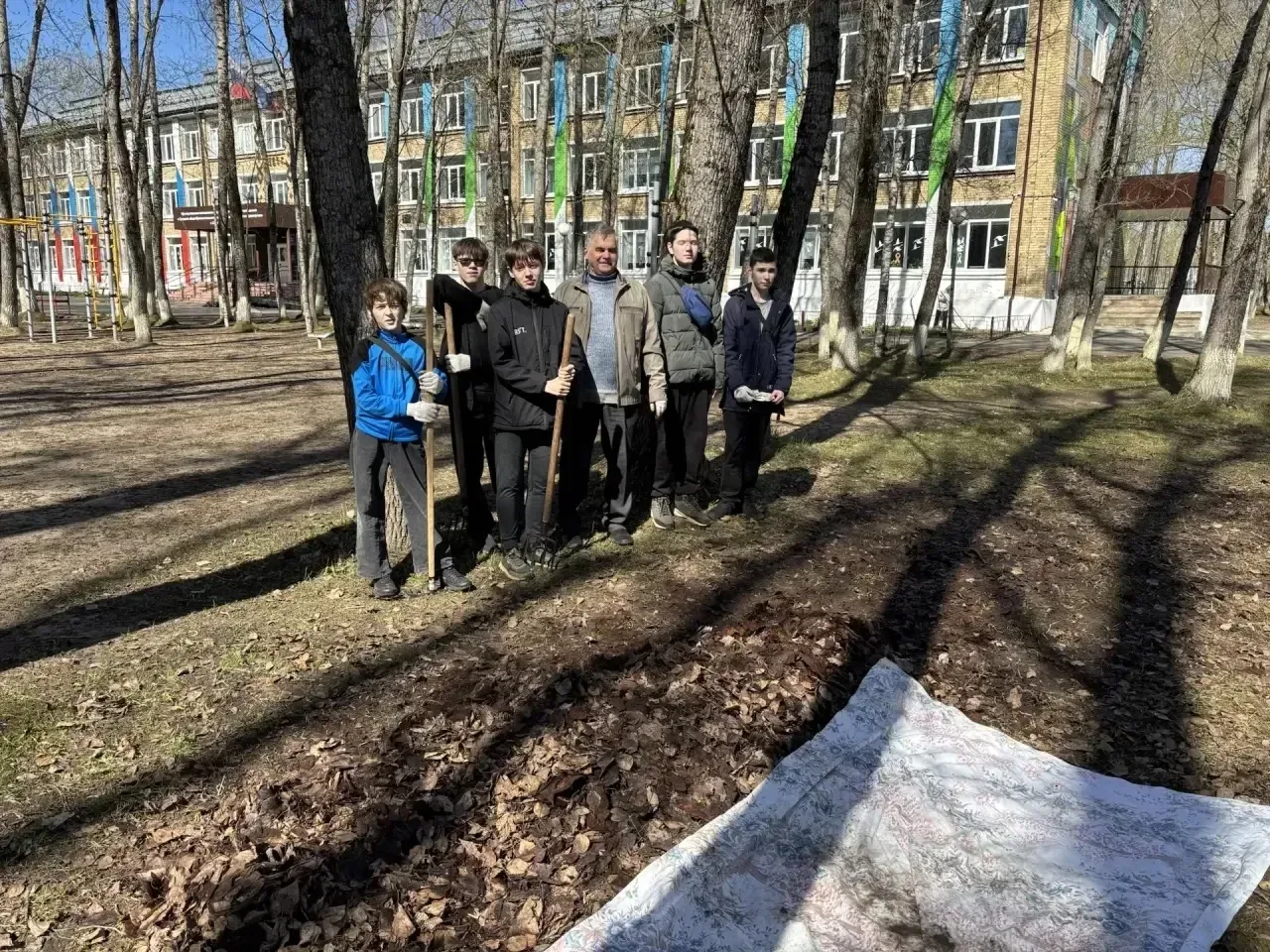 🧹 Субботник в нашей школе: вместе создаем чистоту и уют! 🧹 11 мая в нашей школе прошел очередной тра
