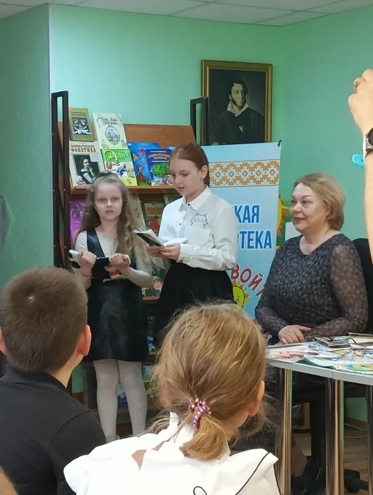 13 мая в  библиотеке «Капельки Солнца» прошла тёплая и вдохновляющая встреча  3 «з» класса с редакто