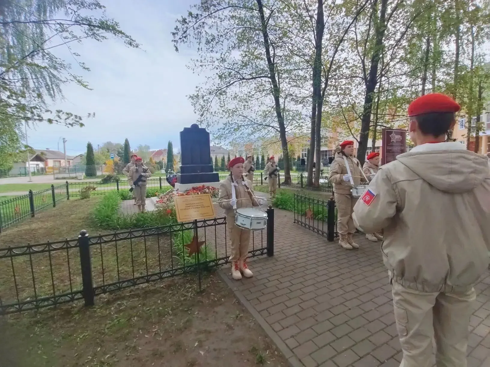 9 мая юнармейцы Полесской школы приняли участие в торжественном митинге, посвященном 81-й годовщине 