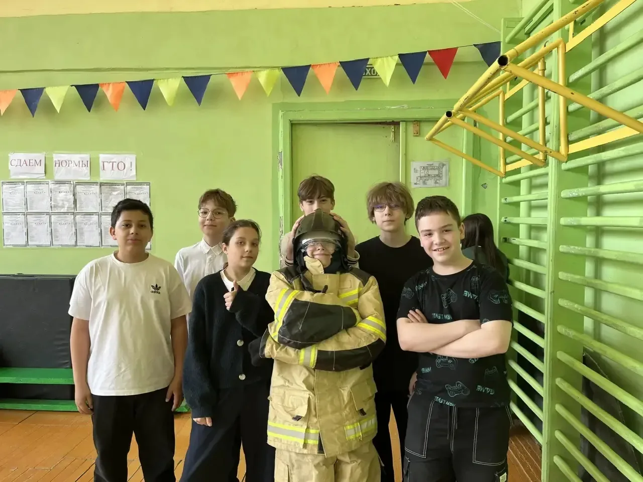 Урок мужества и безопасности: встреча с пожарными СПСЧ 6 🔥🧯  Вчера, 30 апреля, сотрудники СПСЧ 6 ФГК