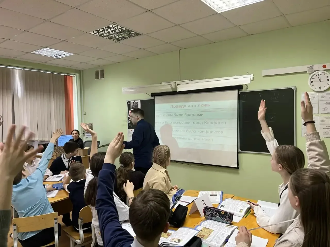 Арсений Брызгалов из 8 класса , прошёл отборочный тур областного конкурса «Нам по пути» и провёл отк