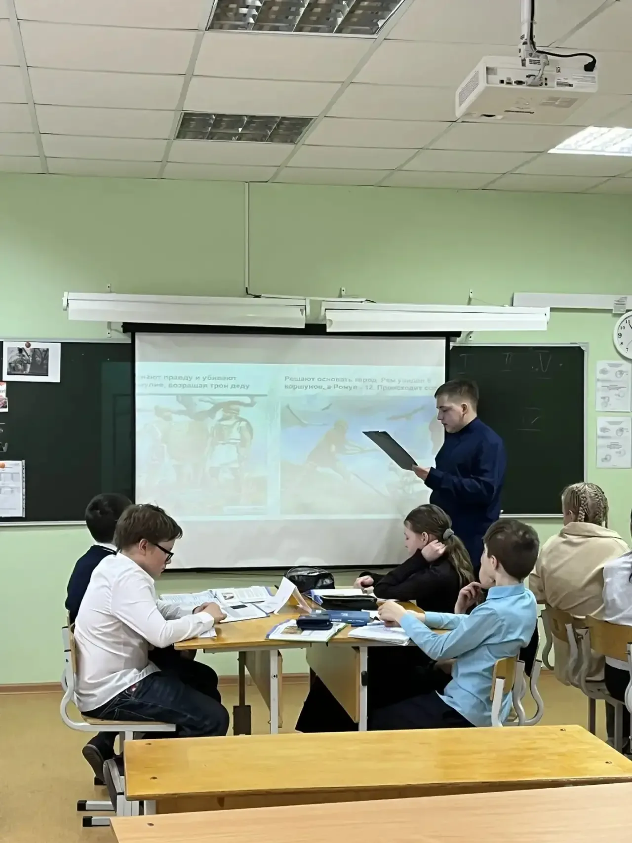 Арсений Брызгалов из 8 класса , прошёл отборочный тур областного конкурса «Нам по пути» и провёл отк