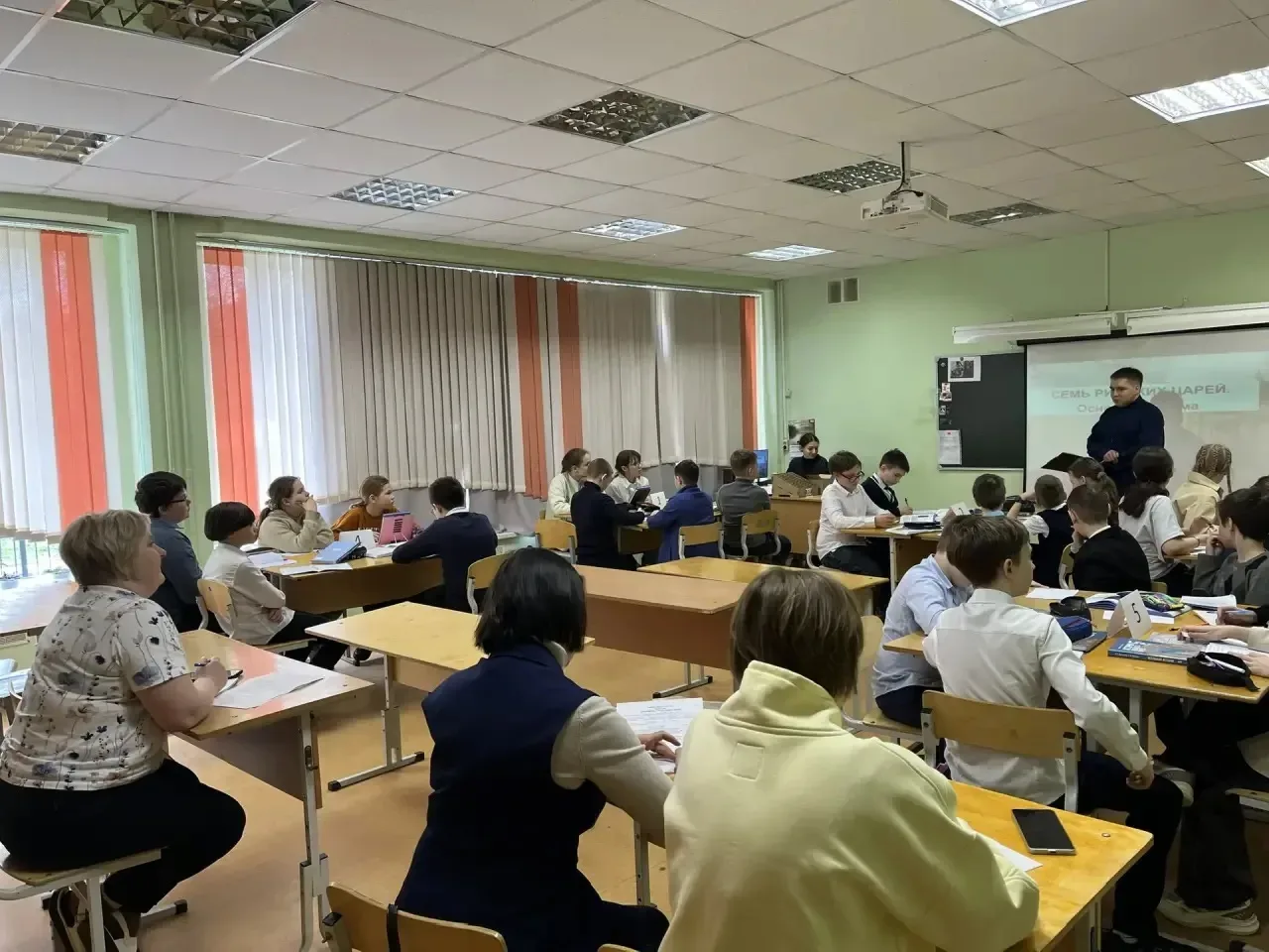 Арсений Брызгалов из 8 класса , прошёл отборочный тур областного конкурса «Нам по пути» и провёл отк