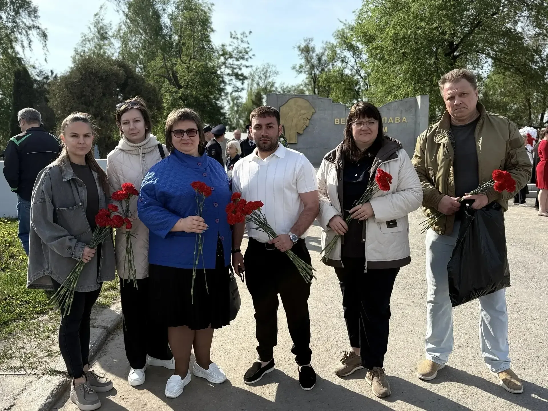 В День Великой Победы коллектив лицея во главе с директором Комковой Надеждой Васильевной возложил ц