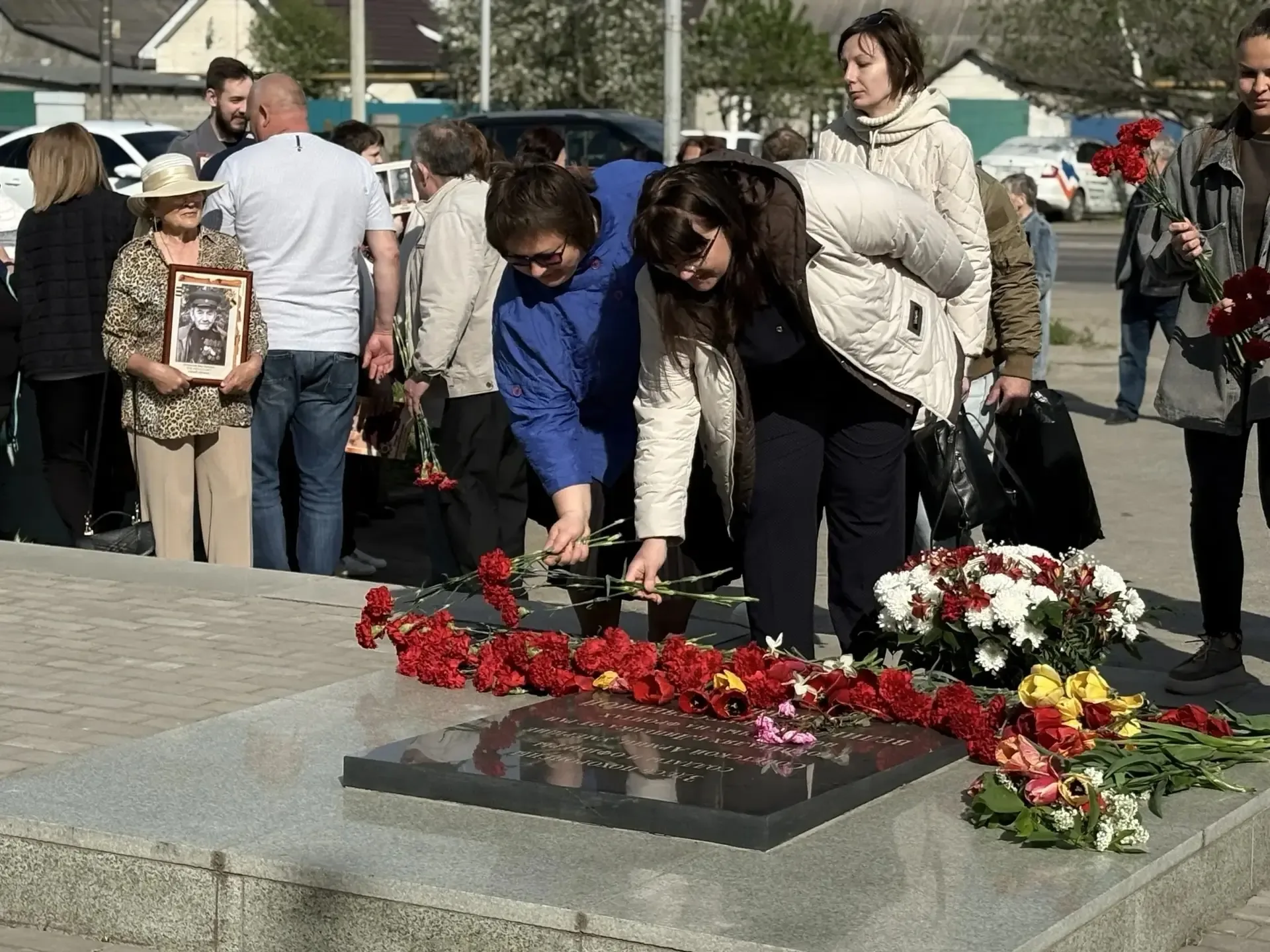 В День Великой Победы коллектив лицея во главе с директором Комковой Надеждой Васильевной возложил ц