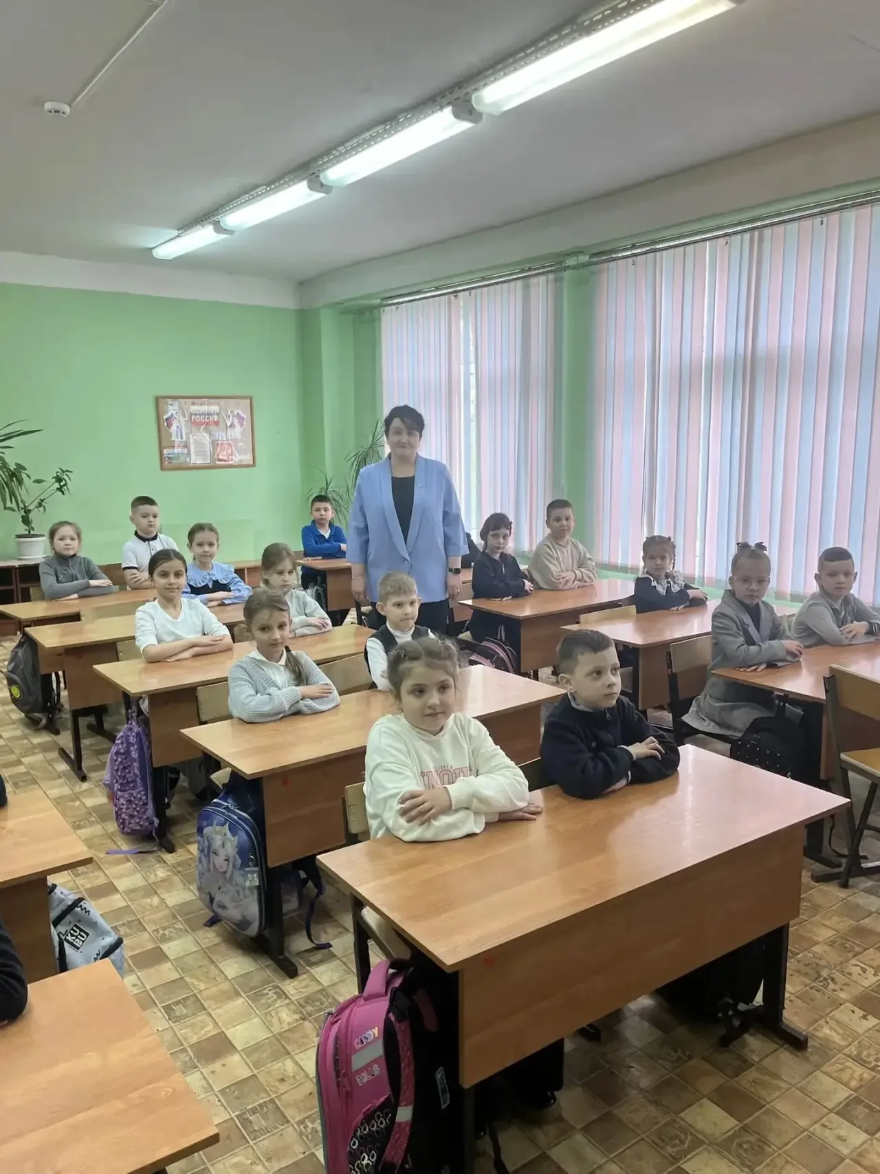 И СНОВА ПРАЗДНИК НА ШКОЛЬНОМ ДВОРЕ!!!! Сегодня, 15 мая, отмечает свой 55- летний ЮБИЛЕЙ учитель нача