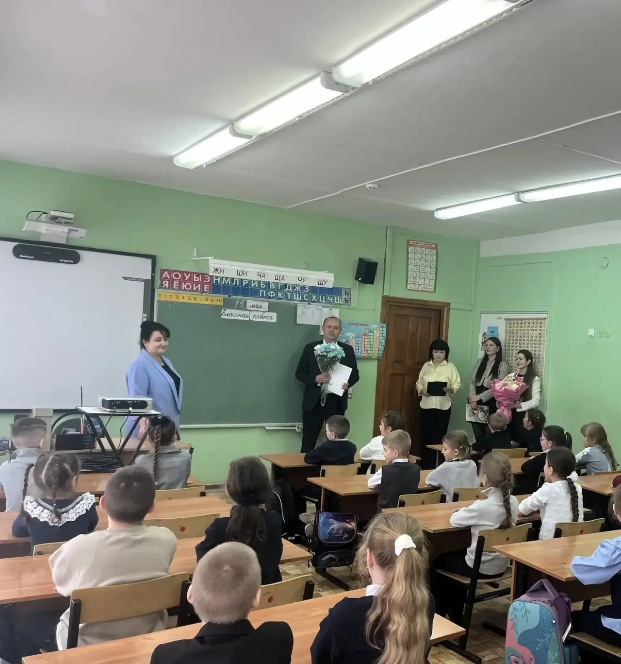 И СНОВА ПРАЗДНИК НА ШКОЛЬНОМ ДВОРЕ!!!! Сегодня, 15 мая, отмечает свой 55- летний ЮБИЛЕЙ учитель нача