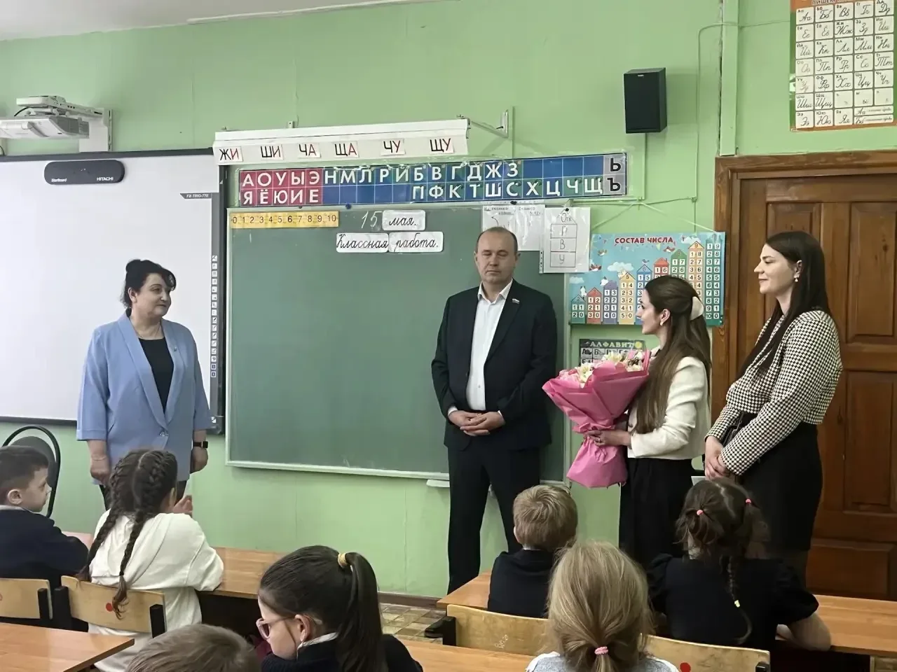 И СНОВА ПРАЗДНИК НА ШКОЛЬНОМ ДВОРЕ!!!! Сегодня, 15 мая, отмечает свой 55- летний ЮБИЛЕЙ учитель нача