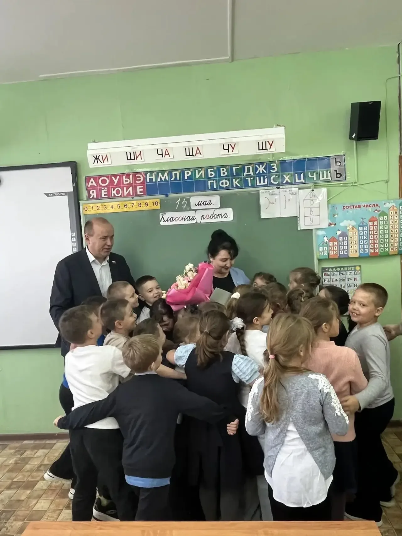И СНОВА ПРАЗДНИК НА ШКОЛЬНОМ ДВОРЕ!!!! Сегодня, 15 мая, отмечает свой 55- летний ЮБИЛЕЙ учитель нача