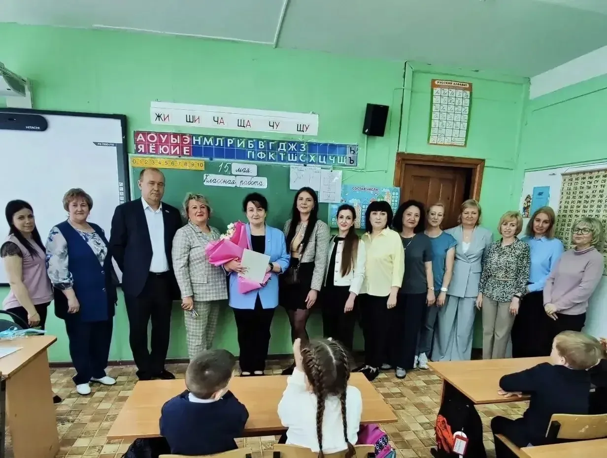 И СНОВА ПРАЗДНИК НА ШКОЛЬНОМ ДВОРЕ!!!! Сегодня, 15 мая, отмечает свой 55- летний ЮБИЛЕЙ учитель нача