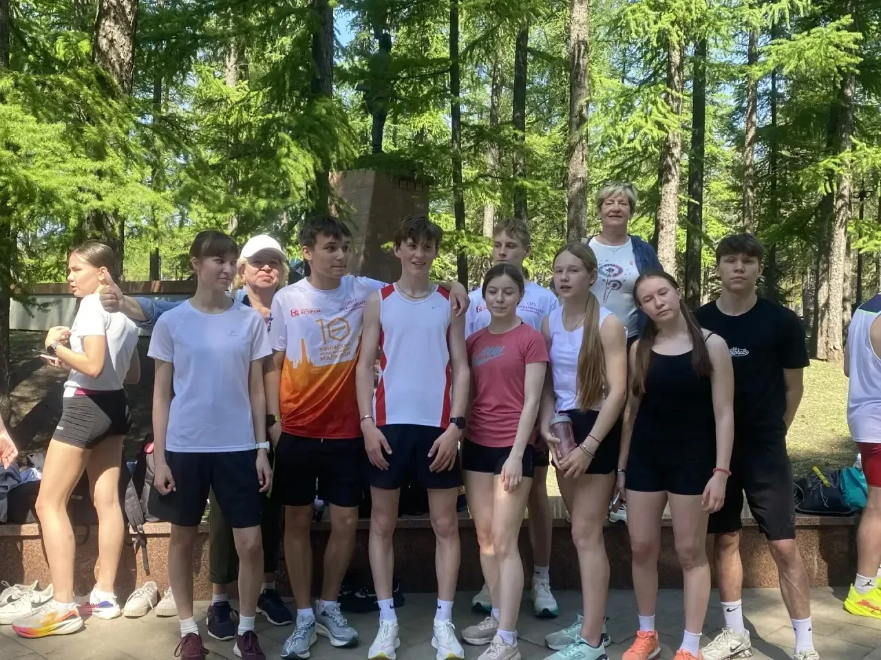 🥇 Наши бегуны — в десятке лучших!  Сегодня команда нашей школы с честью представила нас на 77-й легк