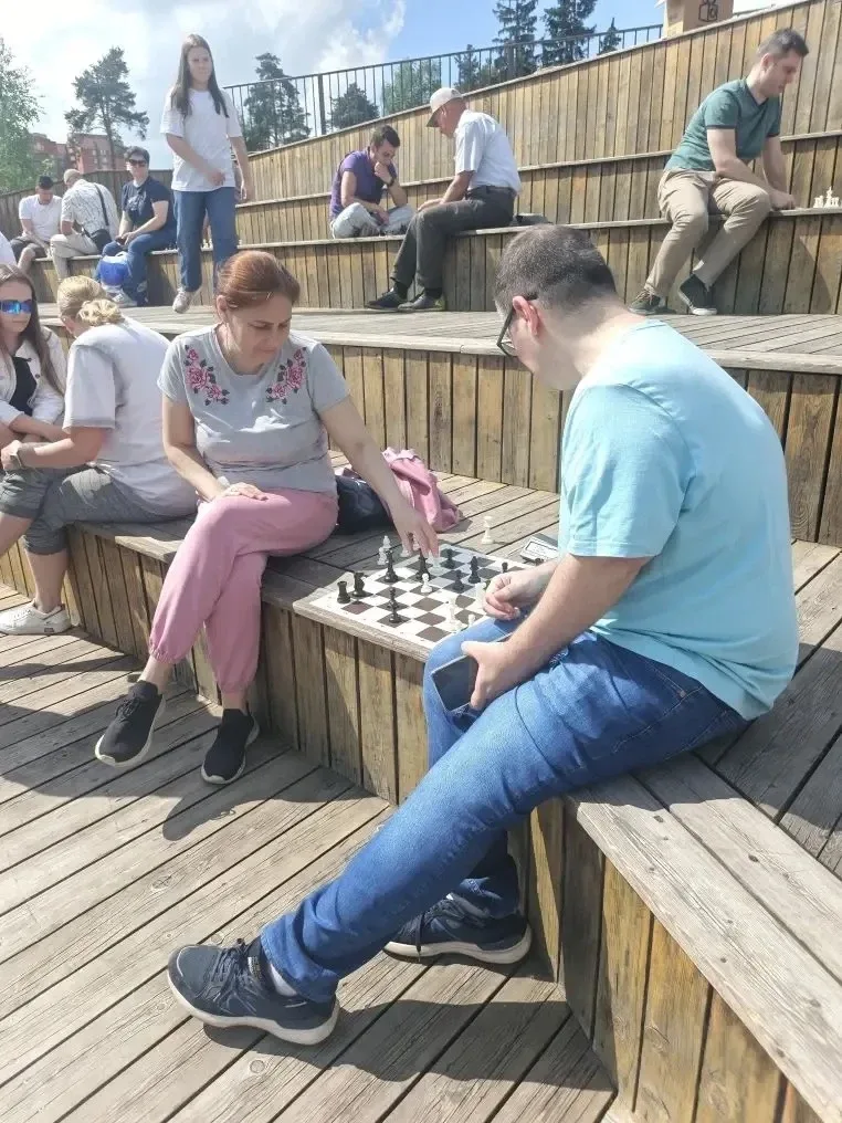 ♟️ Наши родители — в игре: шахматы в Пестовском парке! ♟️  Сегодня команда родителей нашей школы при