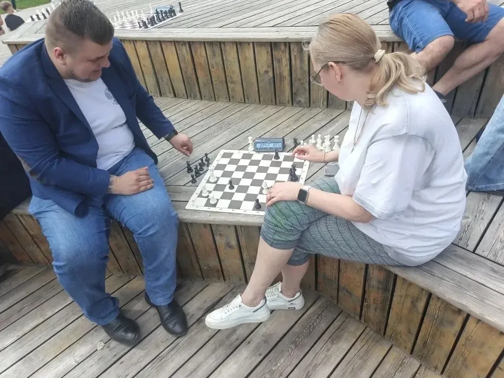 ♟️ Наши родители — в игре: шахматы в Пестовском парке! ♟️  Сегодня команда родителей нашей школы при