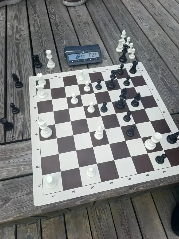♟️ Наши родители — в игре: шахматы в Пестовском парке! ♟️  Сегодня команда родителей нашей школы при