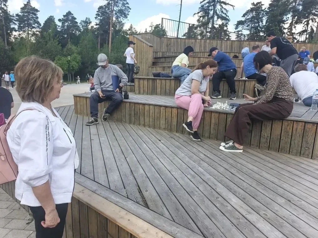 ♟️ Наши родители — в игре: шахматы в Пестовском парке! ♟️  Сегодня команда родителей нашей школы при