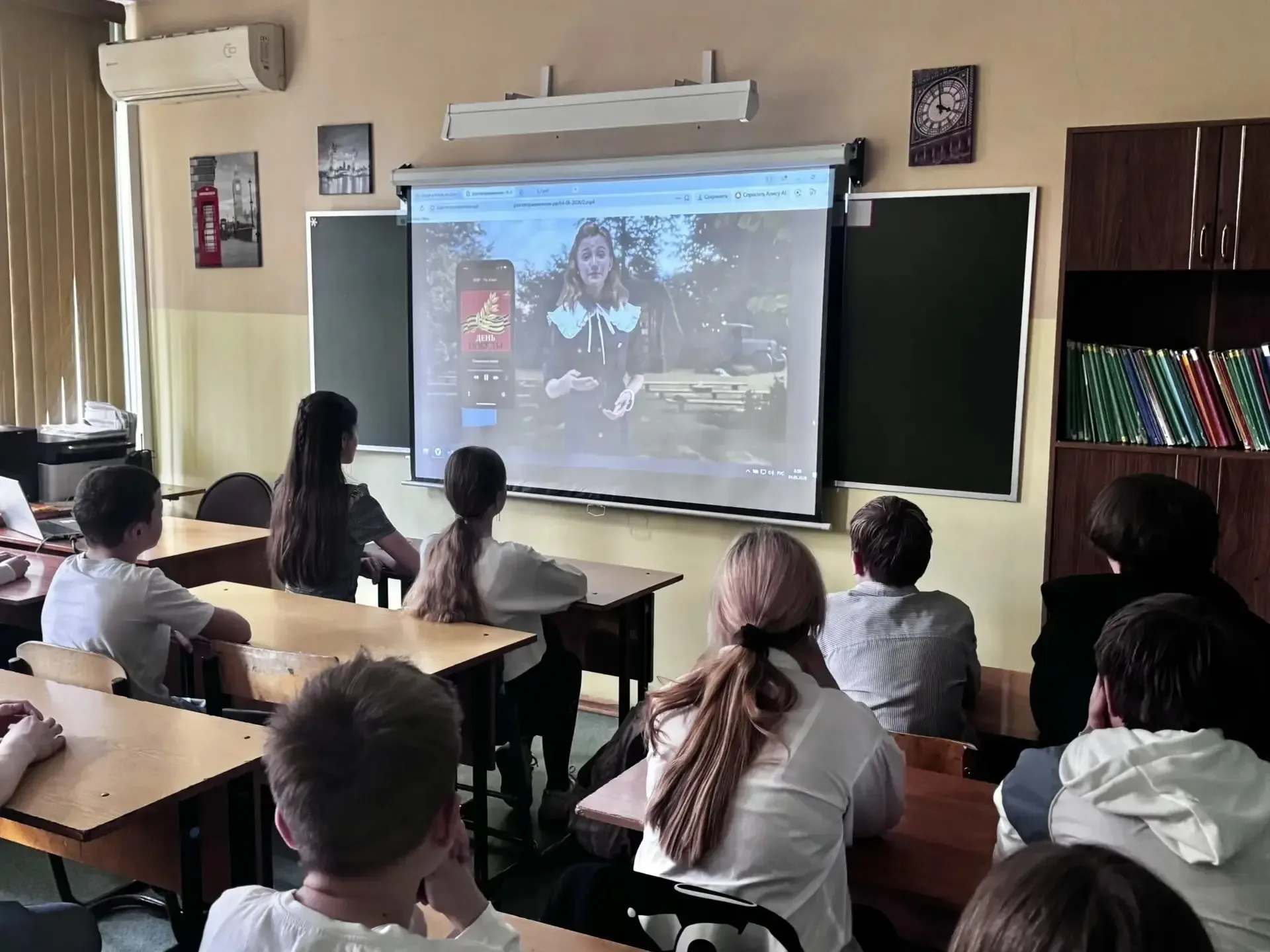 📢 РАЗГОВОРЫ О ВАЖНОМ  🇷🇺 Новая учебная неделя в нашей школе началась с торжественной линейки, выноса