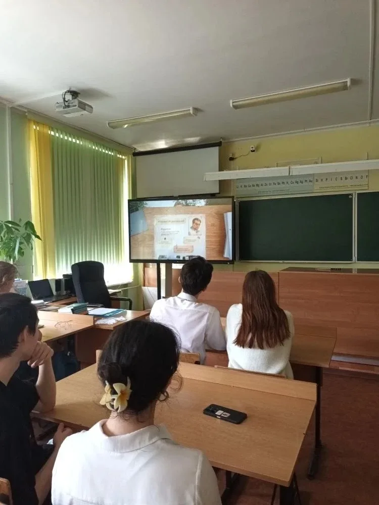 📢 РАЗГОВОРЫ О ВАЖНОМ  🇷🇺 Новая учебная неделя в нашей школе началась с торжественной линейки, выноса