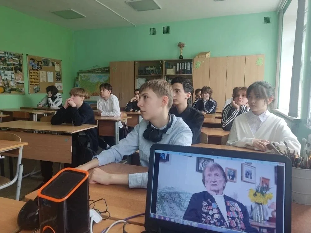 📢 РАЗГОВОРЫ О ВАЖНОМ  🇷🇺 Новая учебная неделя в нашей школе началась с торжественной линейки, выноса