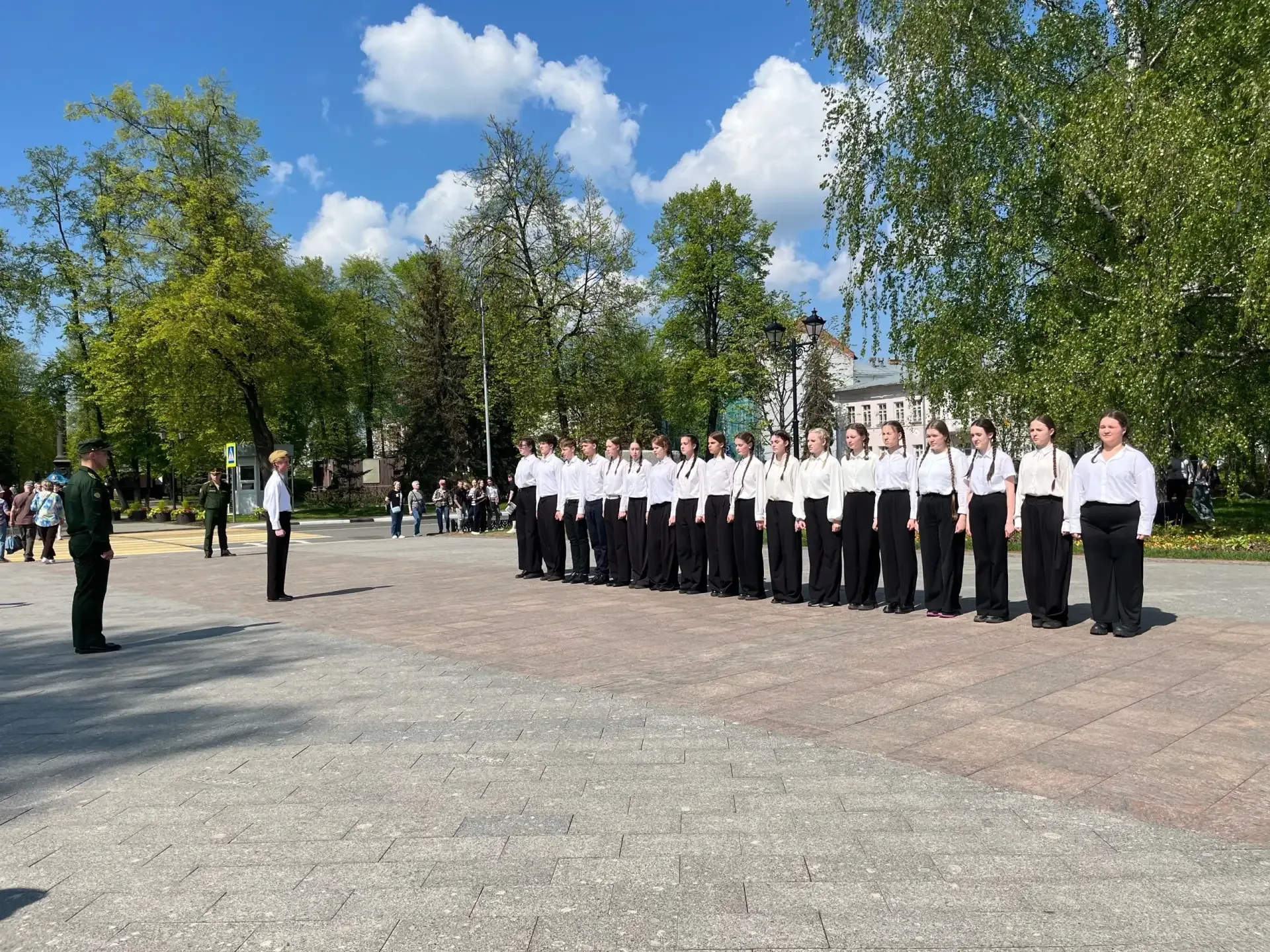 Вот и прозвучали команды, отчеканили шаг сотни ног, а в воздухе застыла торжественная тишина. Наши р