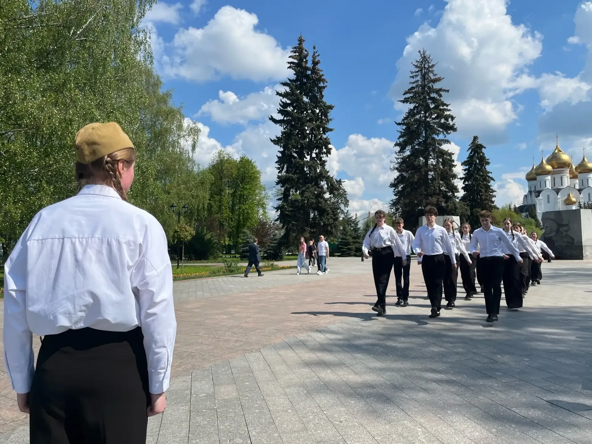 Вот и прозвучали команды, отчеканили шаг сотни ног, а в воздухе застыла торжественная тишина. Наши р