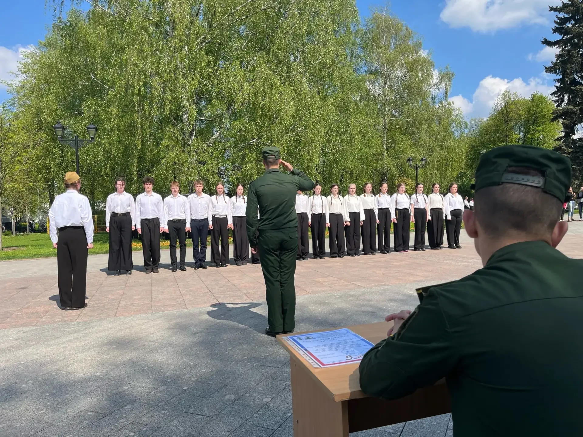 Вот и прозвучали команды, отчеканили шаг сотни ног, а в воздухе застыла торжественная тишина. Наши р