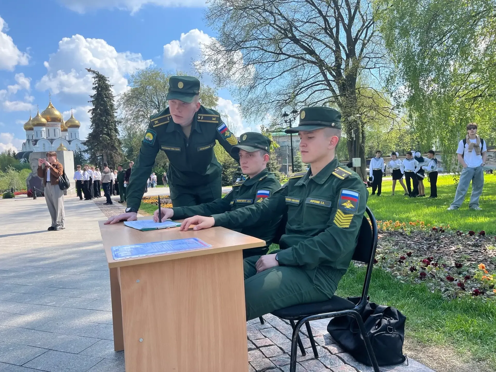Вот и прозвучали команды, отчеканили шаг сотни ног, а в воздухе застыла торжественная тишина. Наши р