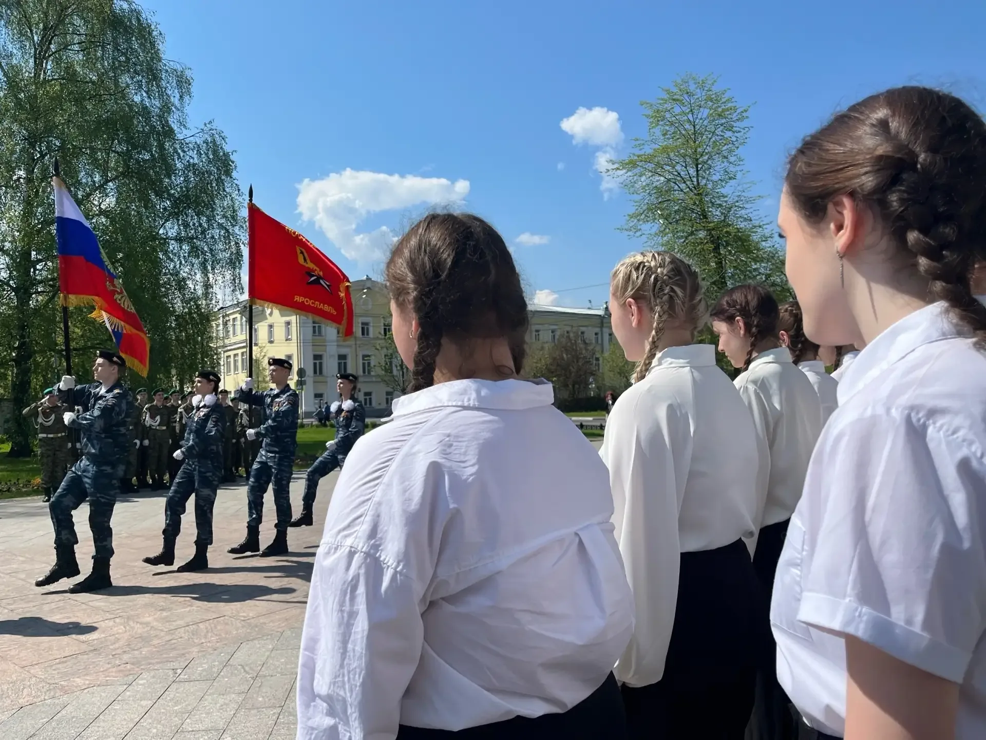 Вот и прозвучали команды, отчеканили шаг сотни ног, а в воздухе застыла торжественная тишина. Наши р