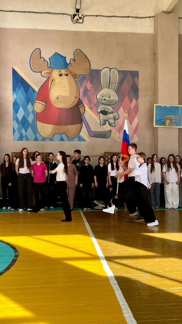 🇷🇺Сегодня традиционно в нашем Центре образования - школа №39  прошла линейка для учащихся в рамках п