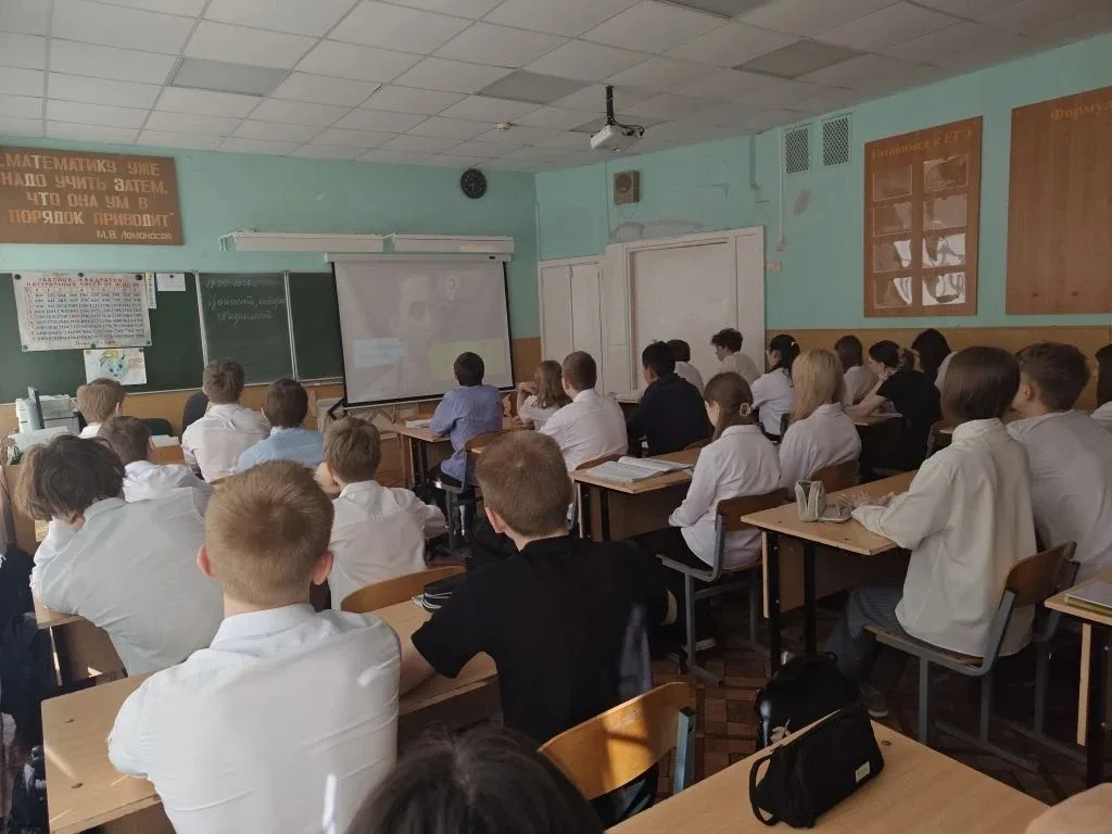 🇷🇺Сегодня традиционно в нашем Центре образования - школа №39  прошла линейка для учащихся в рамках п