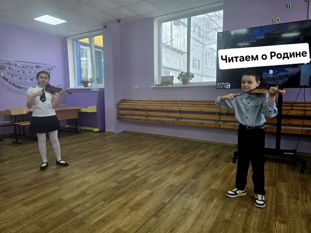 Участники студии «Театральная волна» под руководством Мазуниной Ю. Г., учителя русского языка и лите