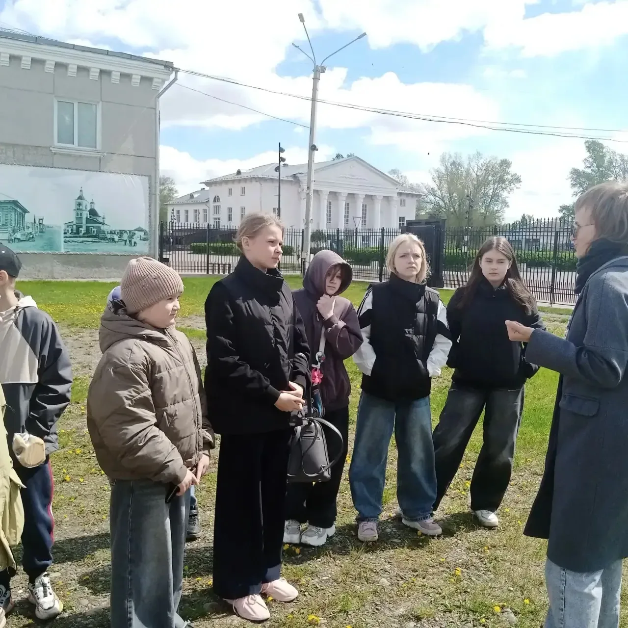 📅 12 мая 3«В» класс вместе с классным руководителем Ивановой Натальей Валерьевной и 6«А» класс с кла
