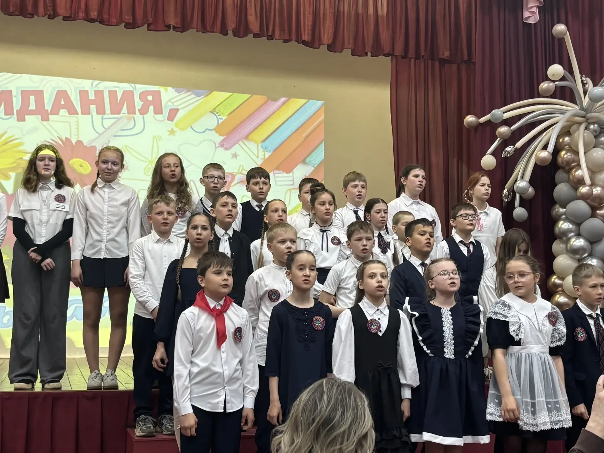 🌟 Первый школьный выпуск: до свидания, начальная школа!  Сегодня стены нашей школы наполнились особо