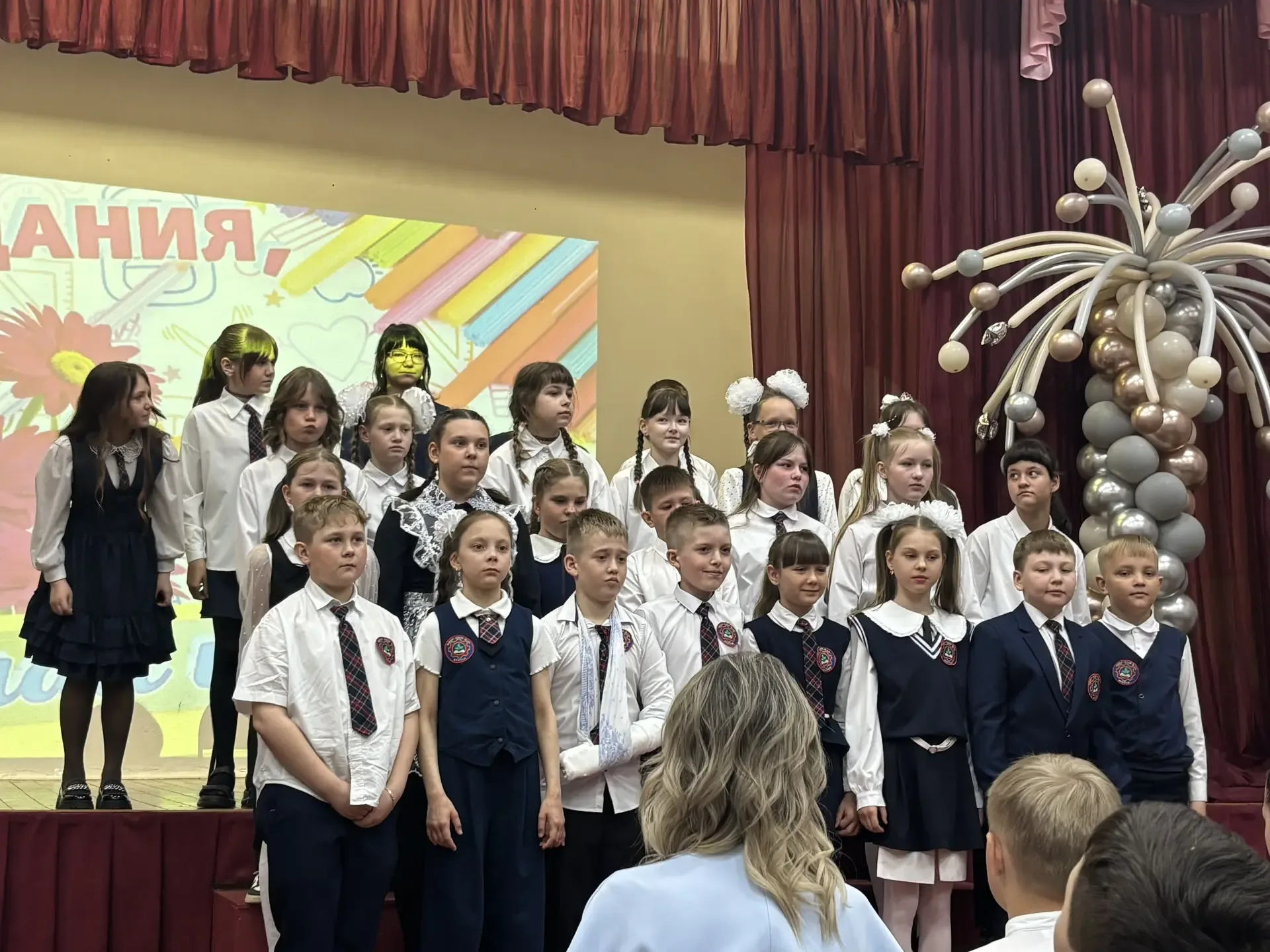 🌟 Первый школьный выпуск: до свидания, начальная школа!  Сегодня стены нашей школы наполнились особо