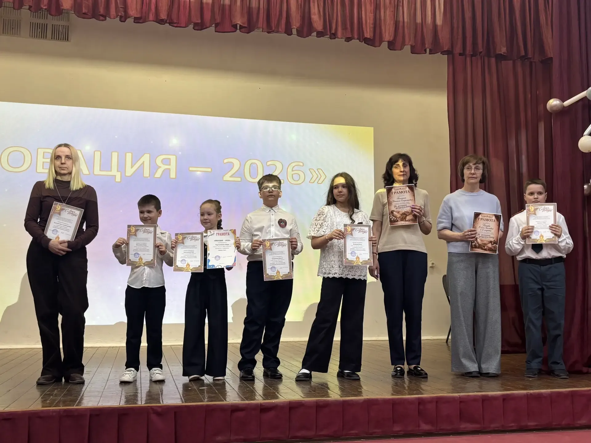 🏆 Маленькие шаги к большим победам: премия «Овация» зажгла звёзды начальной школы!  Эстафету триумфа
