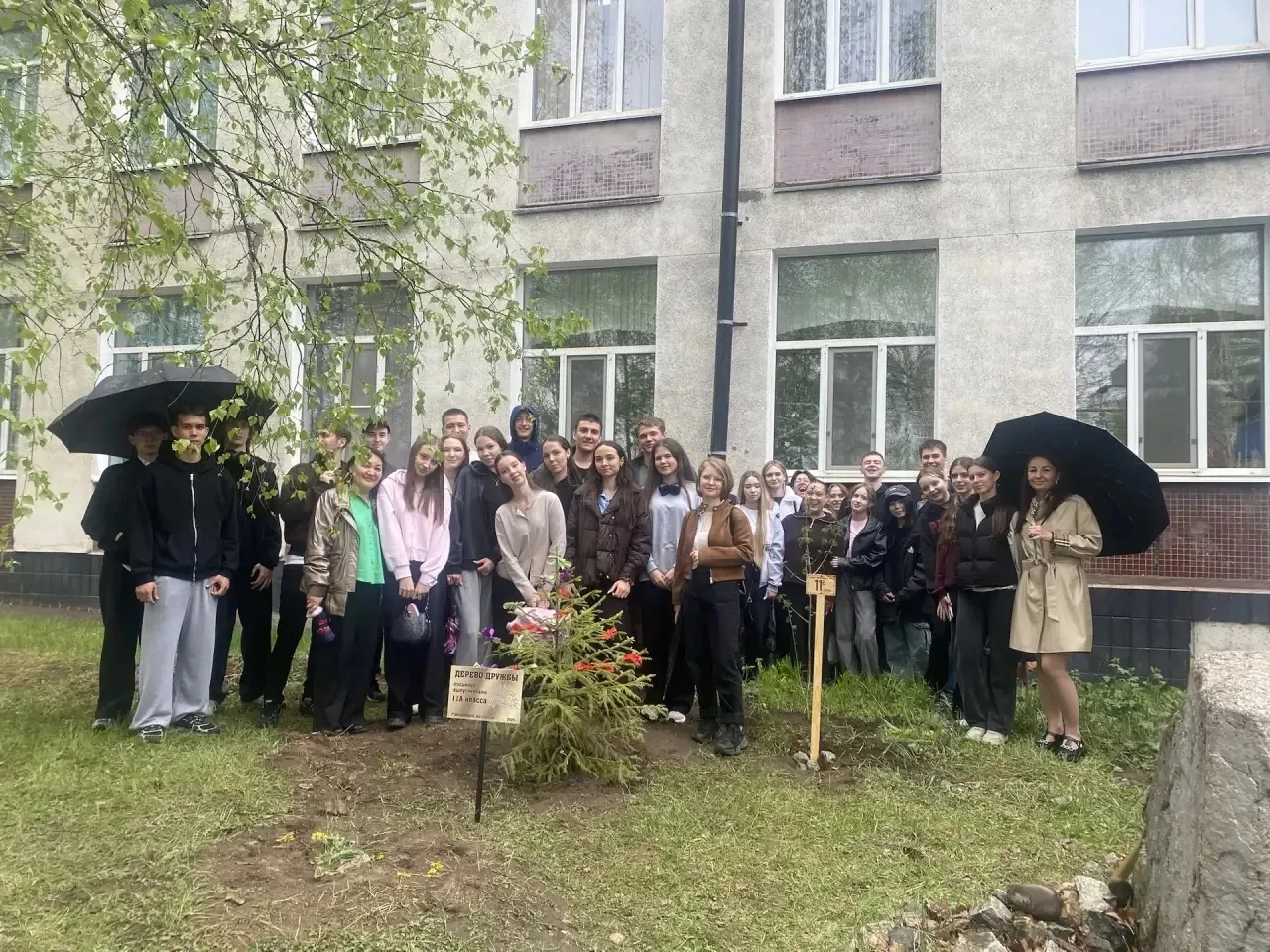 ❤️ Зарождение традиции: «Аллея выпускников»  Есть моменты, которые остаются в истории школы навсегда