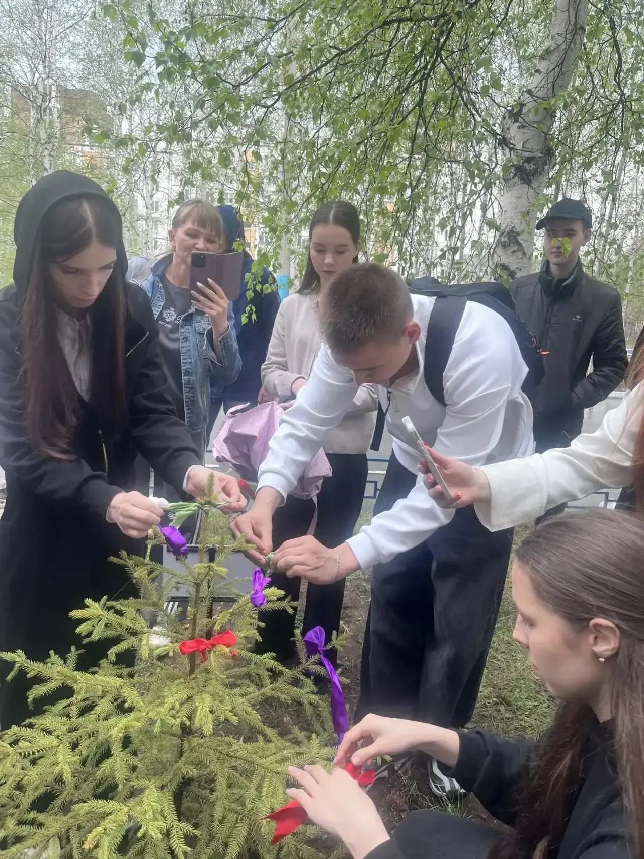 ❤️ Зарождение традиции: «Аллея выпускников»  Есть моменты, которые остаются в истории школы навсегда