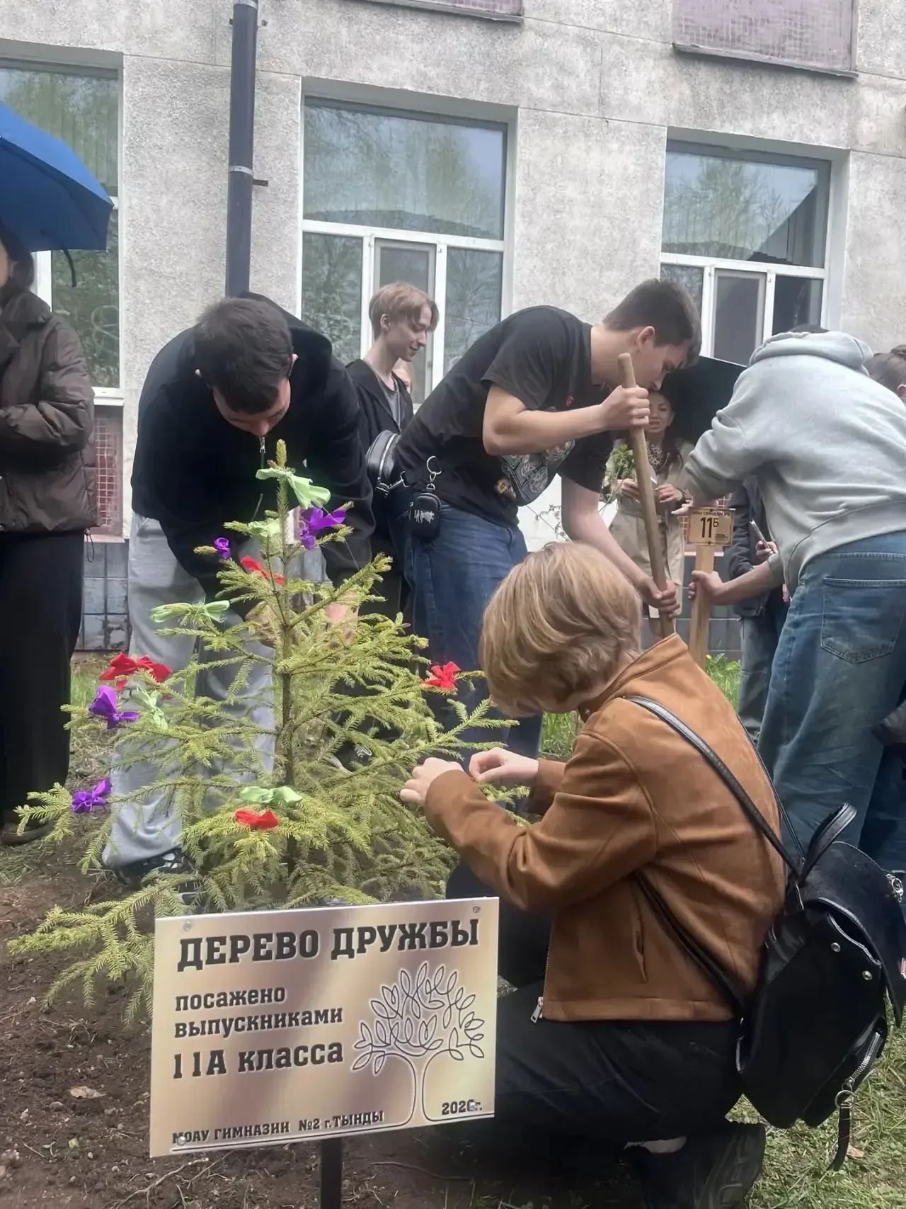 ❤️ Зарождение традиции: «Аллея выпускников»  Есть моменты, которые остаются в истории школы навсегда