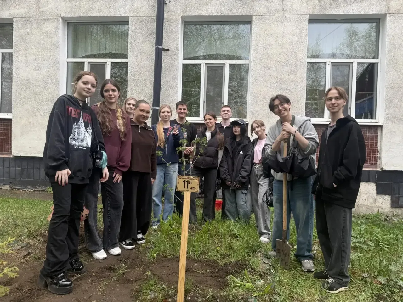 ❤️ Зарождение традиции: «Аллея выпускников»  Есть моменты, которые остаются в истории школы навсегда