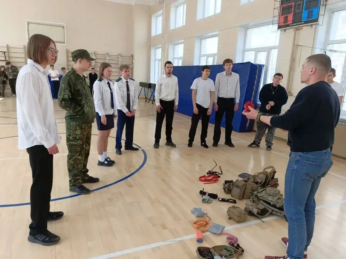 🇷🇺 18 мая в Лицее №8 дан старт военным сборам для 10-х классов!  Торжественное открытие задало высок