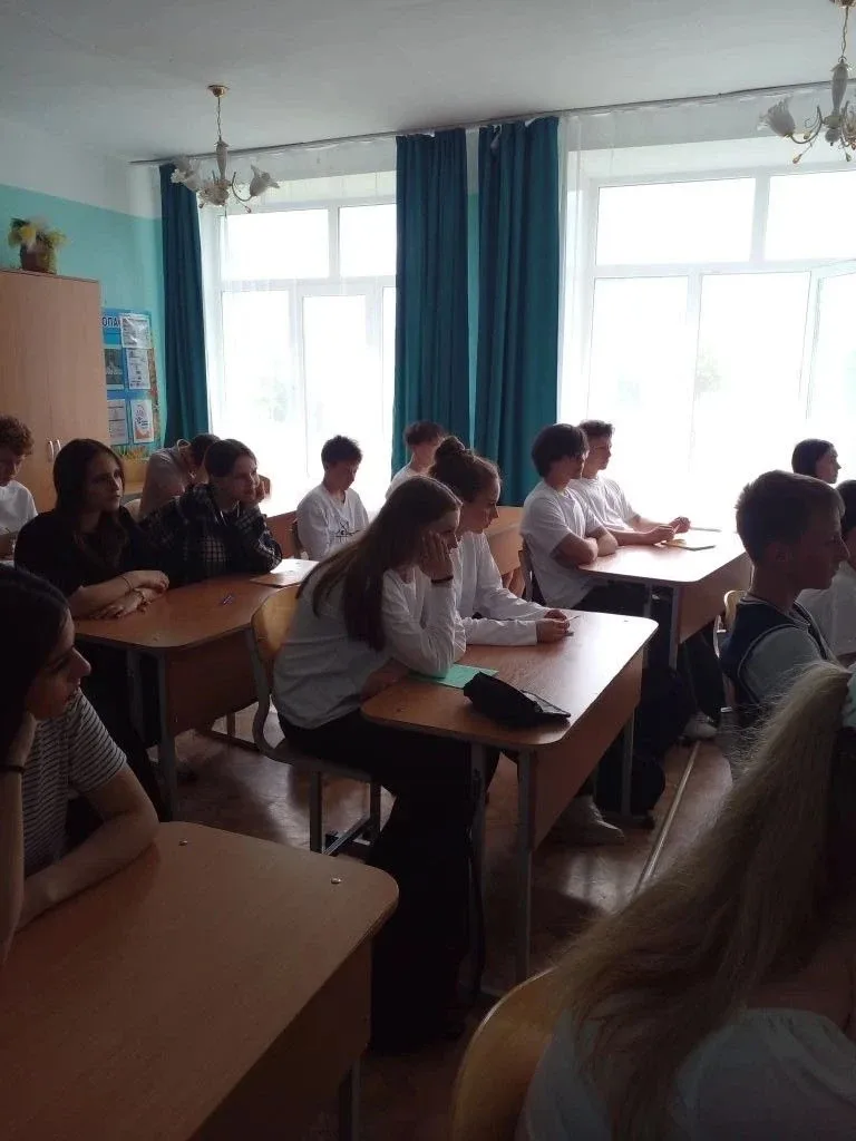 Сотрудники линейной полиции на железнодорожном транспорте ст. Н.Тагил Федюнин А.В, Бадракова Е.П. пр