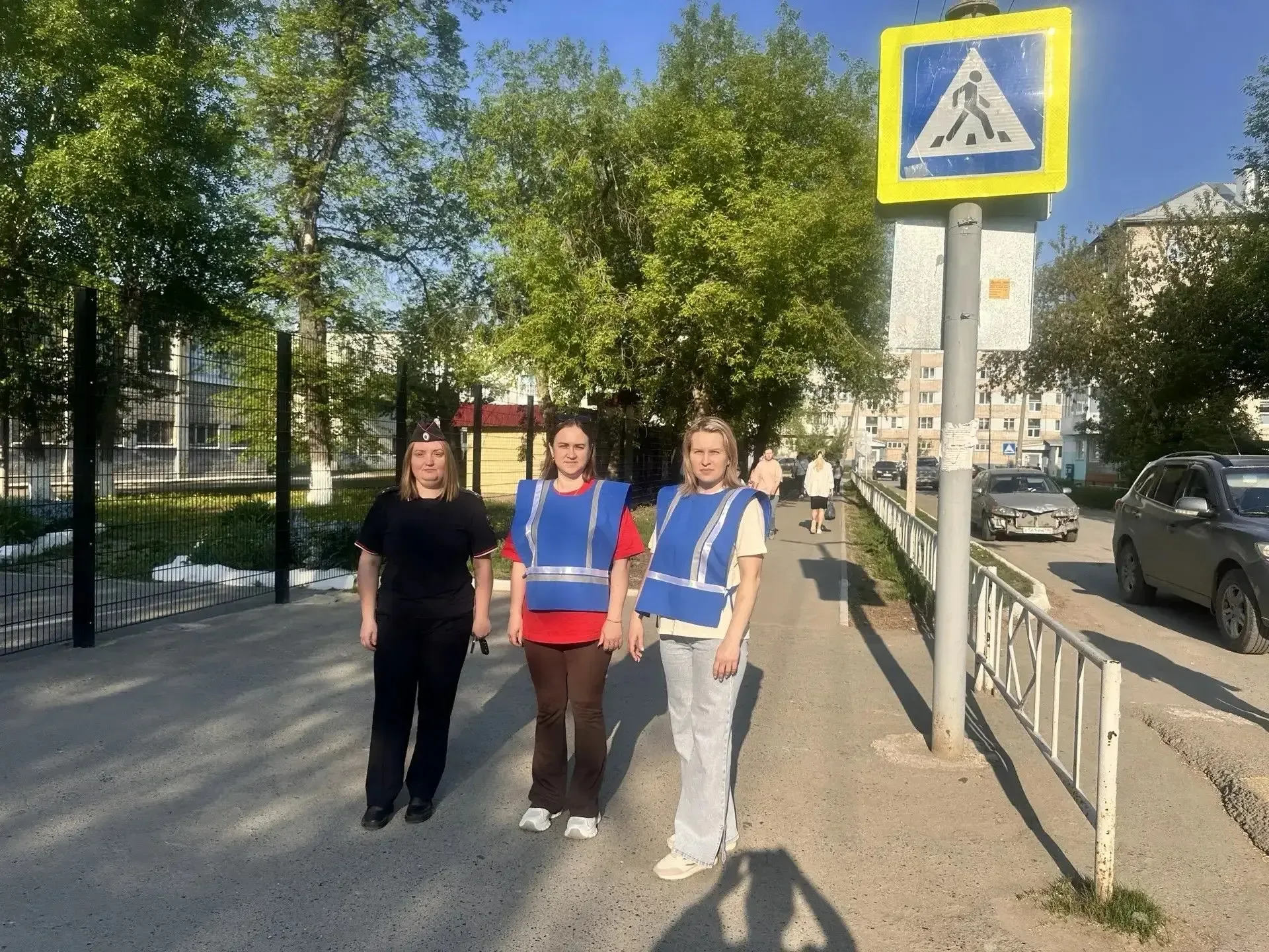 🚦Безопасный маршрут под контролем: рейд у школы №4🚦Сегодня, 19 мая, сотрудники Госавтоинспекции вмес