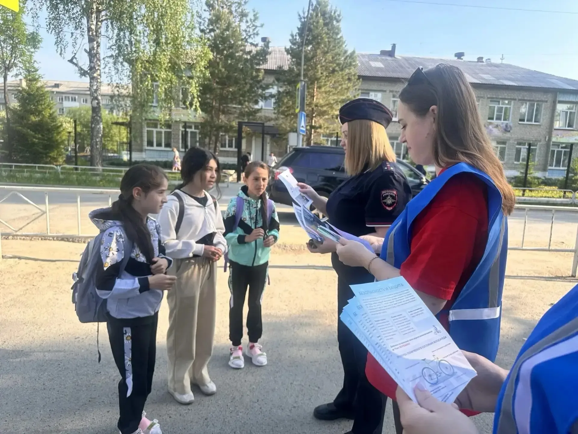 🚦Безопасный маршрут под контролем: рейд у школы №4🚦Сегодня, 19 мая, сотрудники Госавтоинспекции вмес
