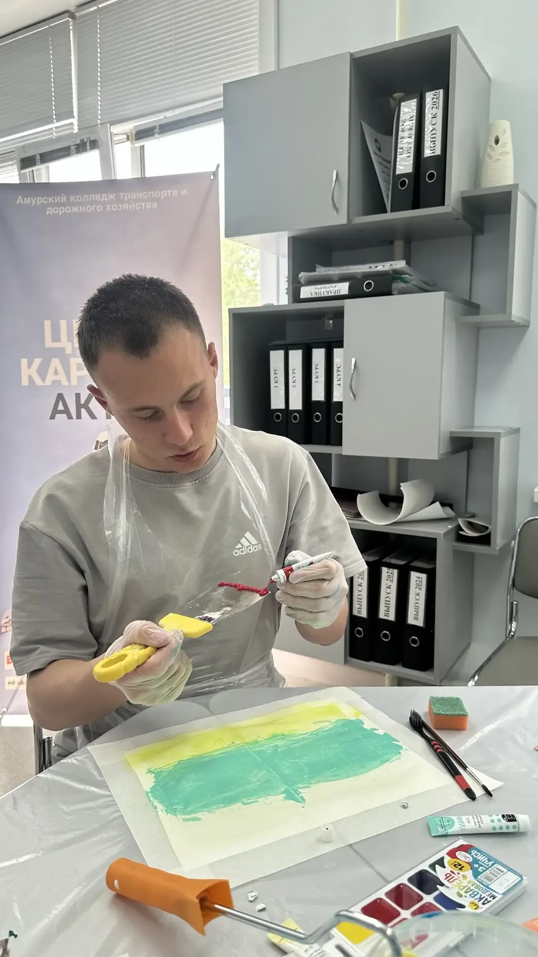 «Профориентация в красках: мастер‑класс по малярному делу». 🎨  18 мая в ЦК АКТДХ состоялся профориен