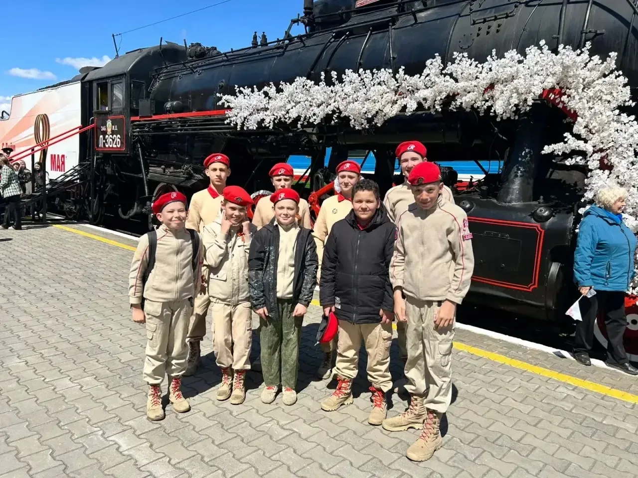 🚂🇷🇺 5В класс на встрече Ретропоезда «Победа»!  Ученики нашего 5В класса приняли участие в торжествен