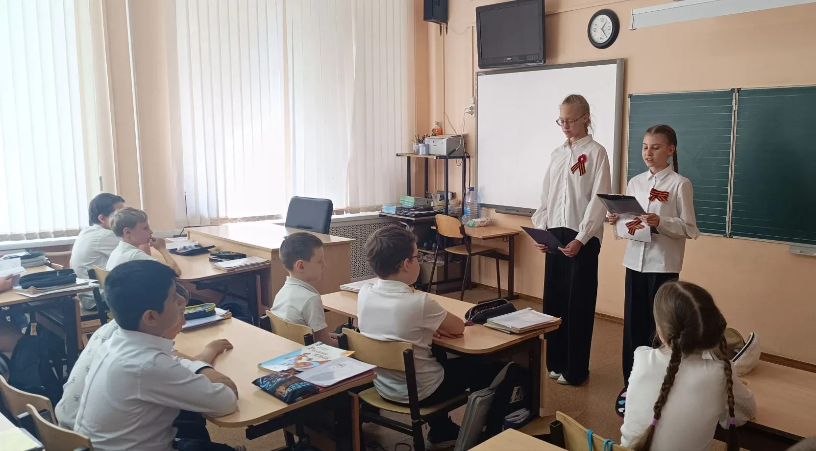 Сегодня ребята из старших классов провели для младшеклассников акцию «Георгиевская ленточка». Это бы