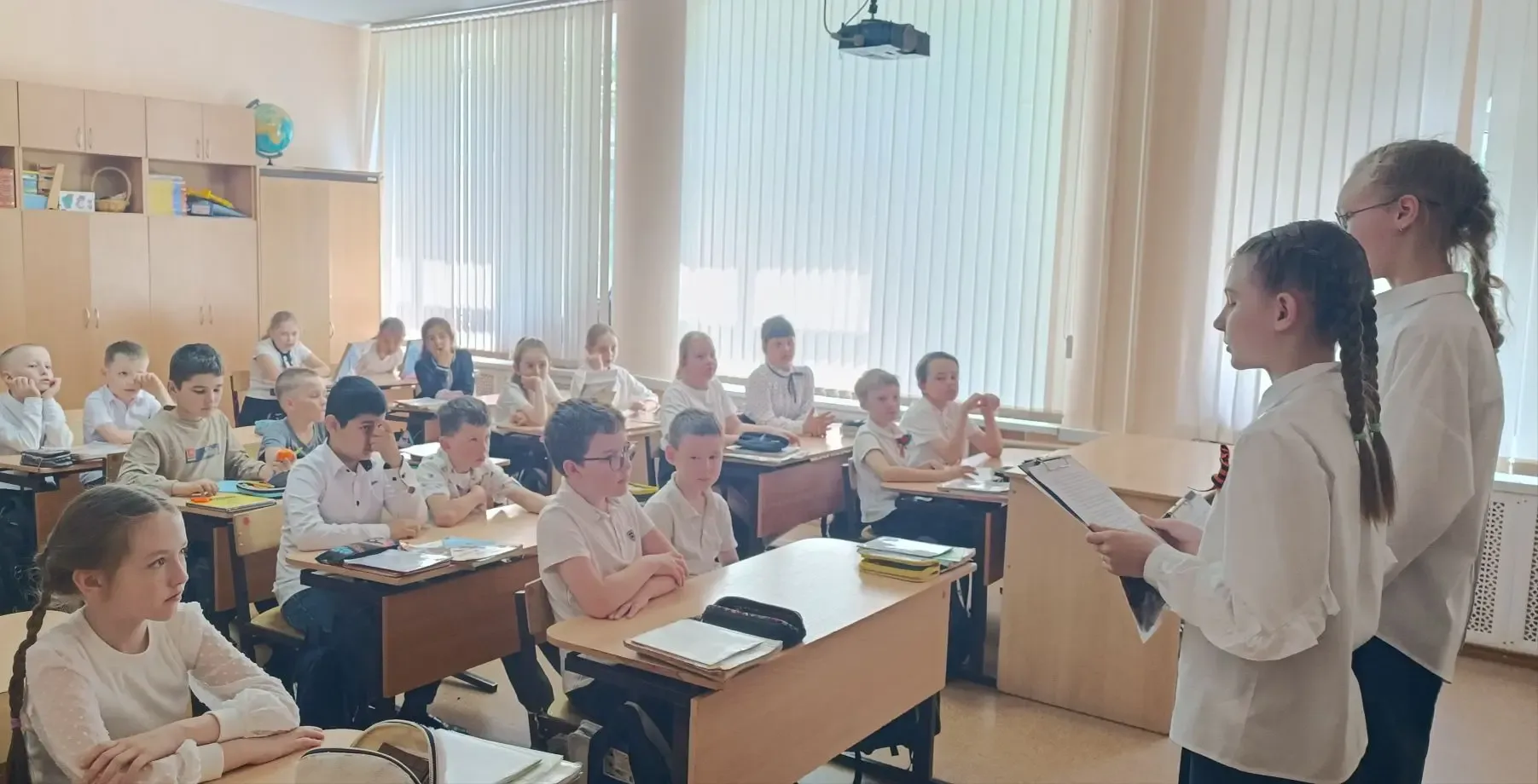 Сегодня ребята из старших классов провели для младшеклассников акцию «Георгиевская ленточка». Это бы